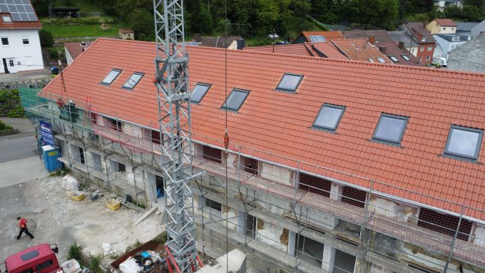 Haus mit Gerüst und Kran